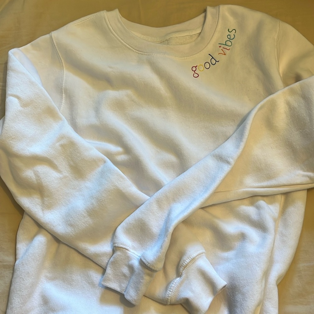 PACIFIC & CO cute good vibes white crewneck